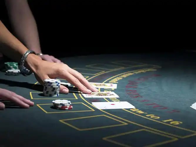 တိုက်ရိုက်ကာစီနို Baccarat ဇယားပေါ် Real Dealer ကတ်ဖော်ပြနေသောမြင်ကွင်း